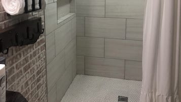Douche, serviettes fournies, papier toilette