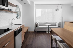 Studiosuite, 1 kingsize-seng med sovesofa | Oppholdsområde | En 55-tommers smart-TV med kabel-kanaler samt Netflix