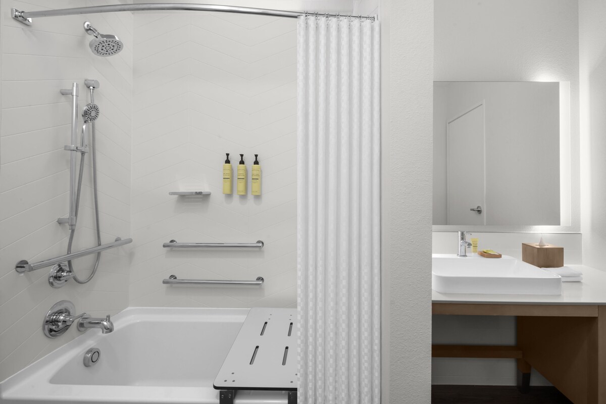 Suite ejecutiva, 1 habitación (Mobility Accessible, Tub) | Baño | Secador de pelo, toallas, jabón y champú