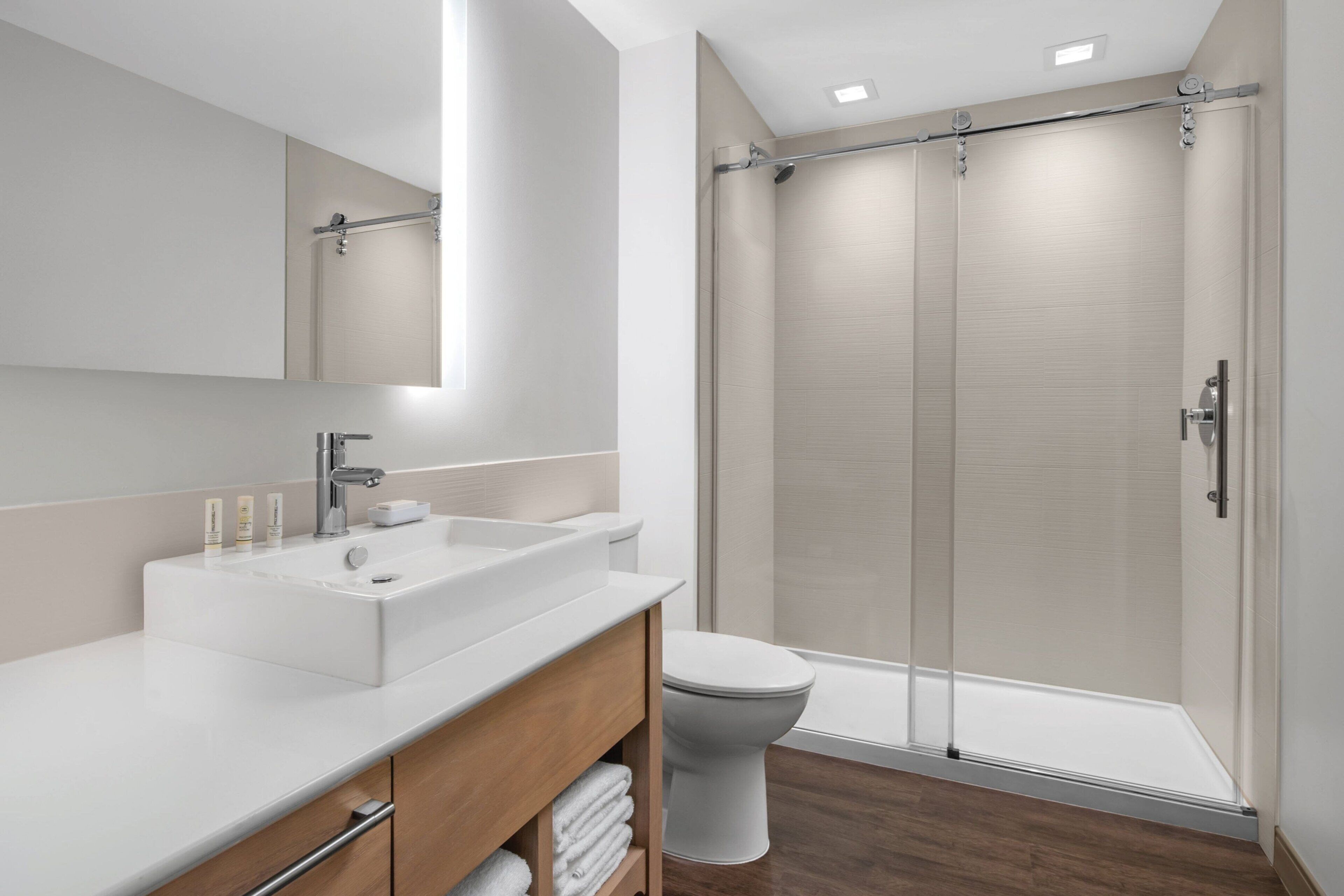 Sèche-cheveux, serviettes fournies, savon, shampoing