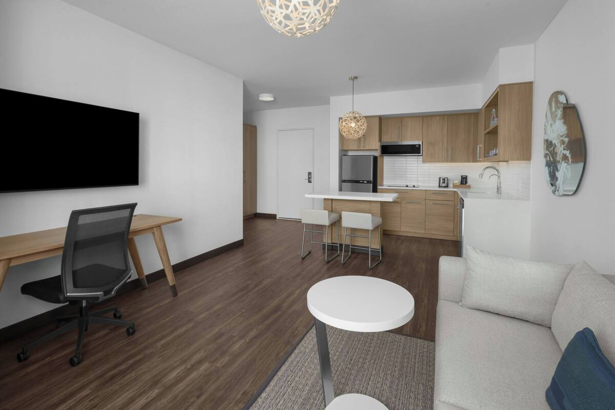 Svíta - 1 stórt tvíbreitt rúm með svefnsófa | Stofa | 55-tommu snjallsjónvarp með kapalrásum, Netflix, myndstreymiþjónustur.