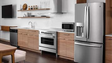 Micro-ondes, cafetiĂšre/bouilloire