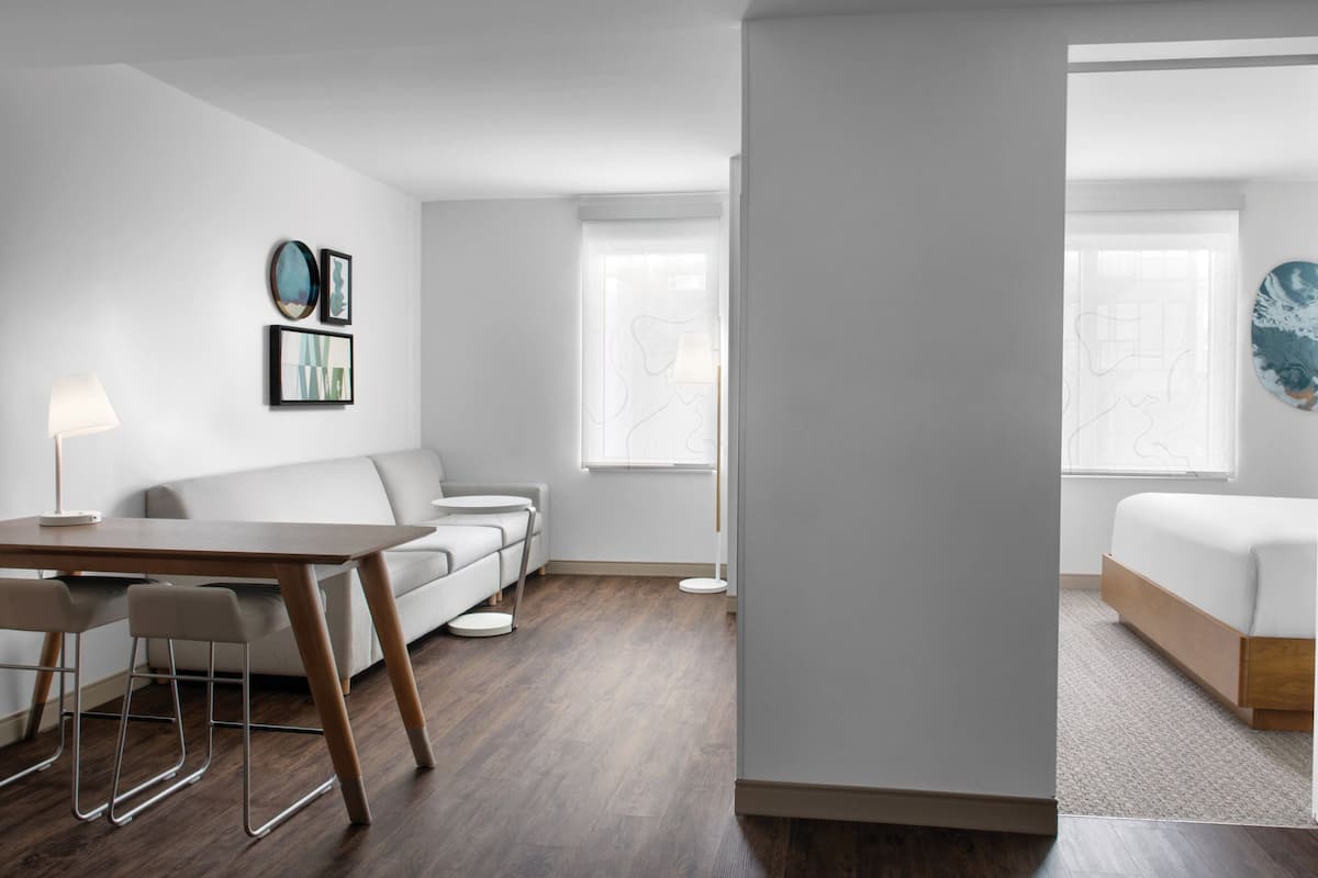 خزنة داخل الغرفة ومكتب ومساحة عمل للكمبيوتر المحمول وستائر تعتيم