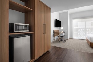 Caja de seguridad en la habitación y escritorio