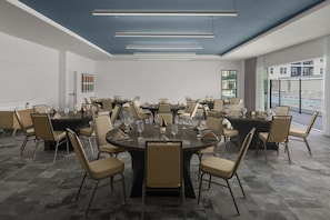 A conference room with a large round table, multiple chairs, and modern lighting fixtures. - Element by Marriott North Austin Tech Ridge (Austin)