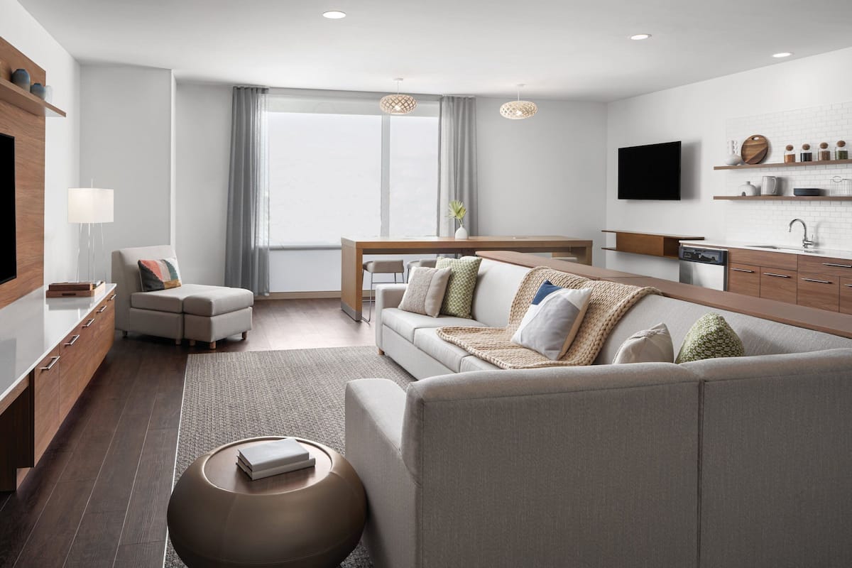 خزنة داخل الغرفة ومكتب ومساحة عمل للكمبيوتر المحمول وستائر تعتيم