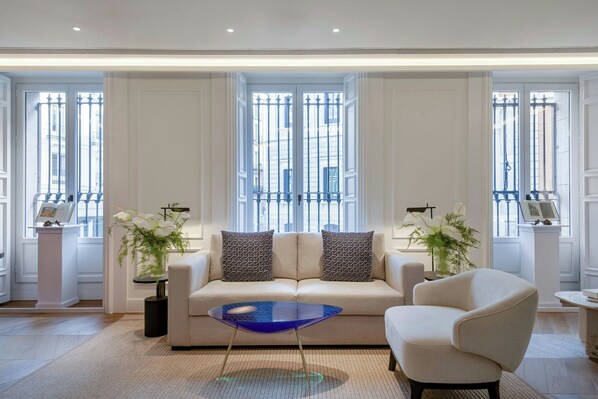 Lobby lounge