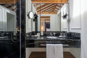 Family Suite, 1 King Bed | Bathroom | Free toiletries, hair dryer, bathrobes, slippers - El Autor Hotel, Madrid, Autograph Collection (Madrid)