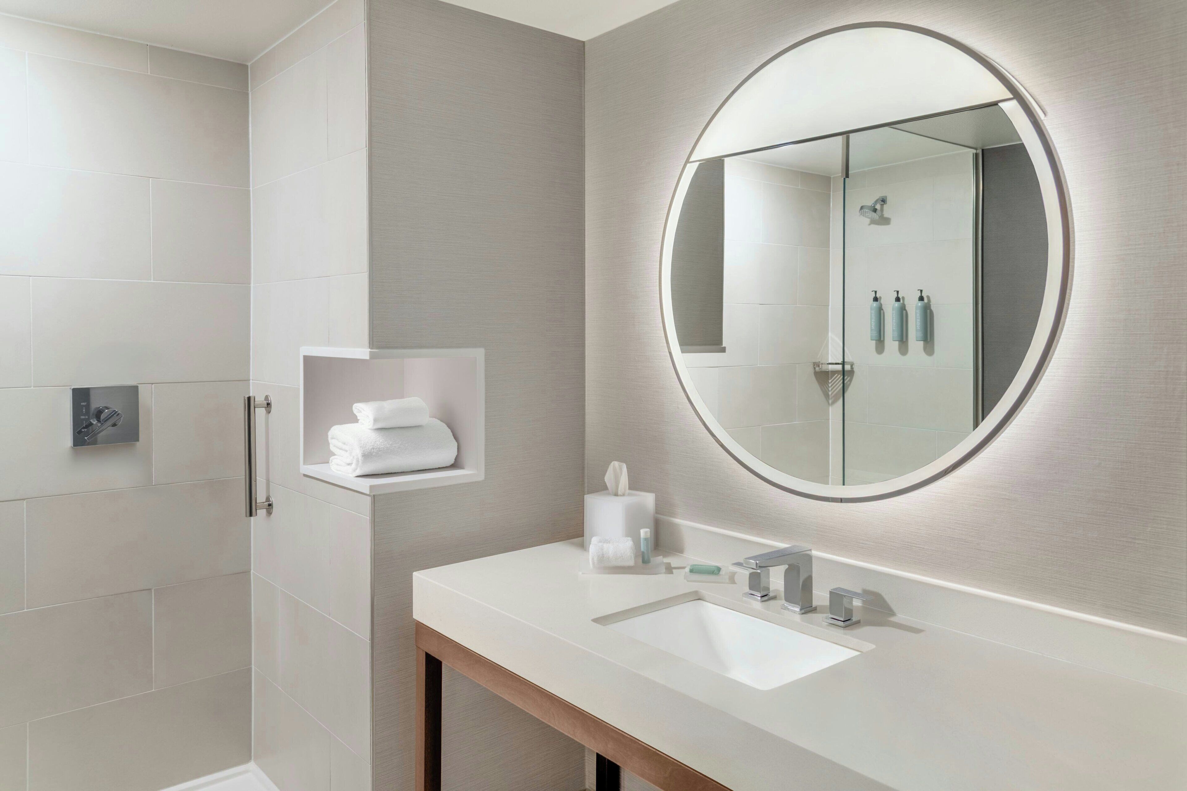 Gratis toiletartikelen, een haardroger, handdoeken, zeep