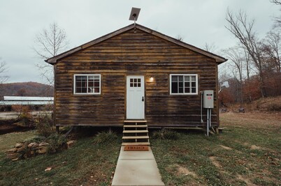The Hideout - Escape to The Hideout in Hocking Hills, OH! This cozy, pet-friendly cabin offers a private deck by Pine Creek, just minutes from hiking, waterfalls, and caves. Perfect for up to 4 guests. Book your nature-filled getaway today!