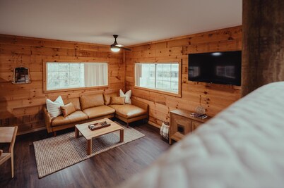 The Hideout - Escape to The Hideout in Hocking Hills, OH! This cozy, pet-friendly cabin offers a private deck by Pine Creek, just minutes from hiking, waterfalls, and caves. Perfect for up to 4 guests. Book your nature-filled getaway today!