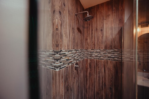 The Hideout - Escape to The Hideout in Hocking Hills, OH! This cozy, pet-friendly cabin offers a private deck by Pine Creek, just minutes from hiking, waterfalls, and caves. Perfect for up to 4 guests. Book your nature-filled getaway today!
