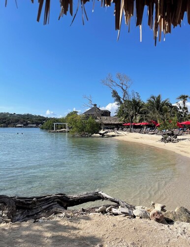 Island Breeze #6 AC and wifi clost to everything