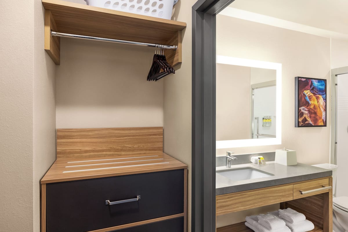 Premium bedding, in-room safe, free cribs/infant beds, free WiFi