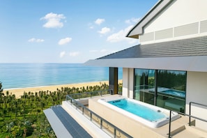 A modern building with a swimming pool and a view of the beach. - Hotel Indigo Hainan Clear Water Bay by IHG (Lingshui)