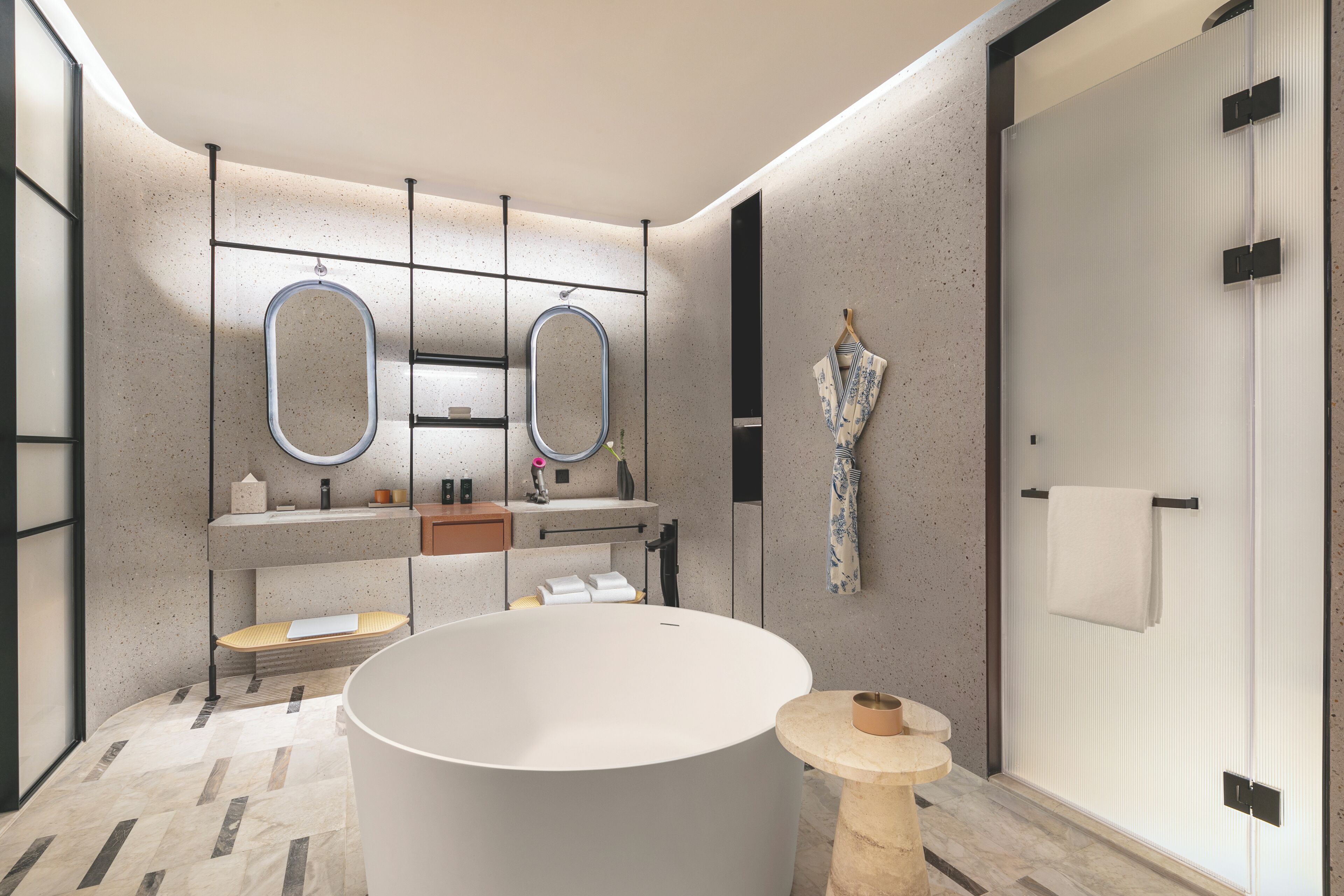 Bañera y ducha independientes, artículos de tocador gratuitos