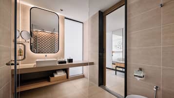 Shower, rainfall showerhead, free toiletries, hair dryer
