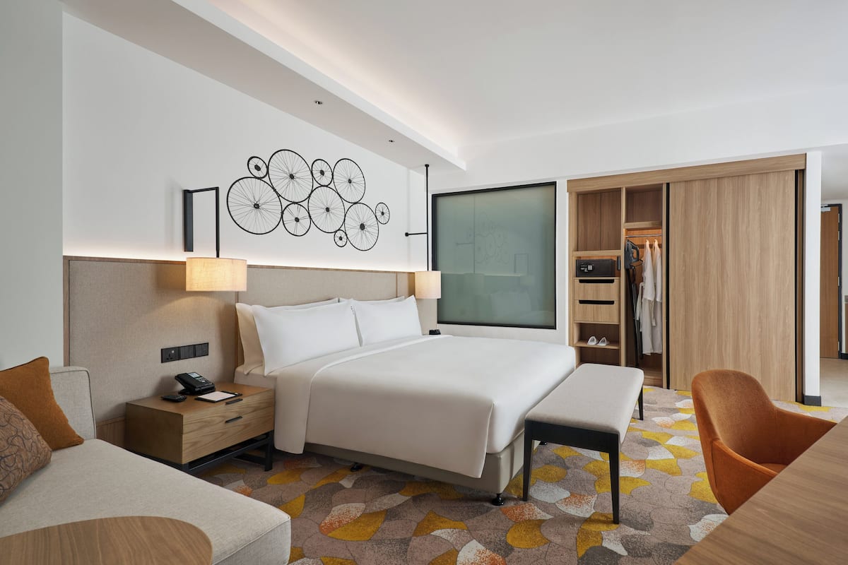 Premium bedding, in-room safe, desk, laptop workspace