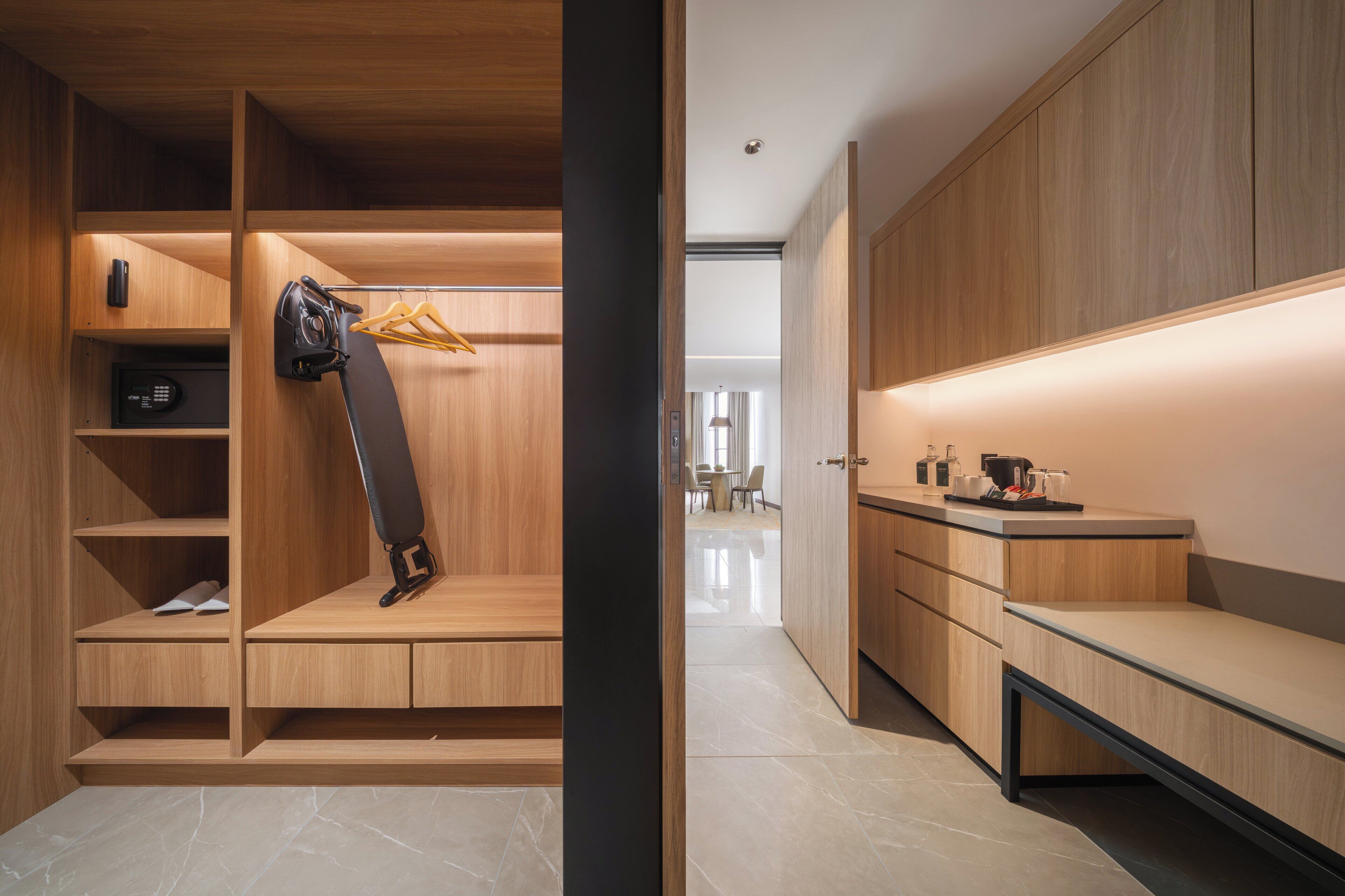 Una cocina moderna con armarios de madera, un banco empotrado y una cafetera en la encimera.