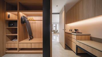 Una cocina moderna con armarios de madera, un banco empotrado y una cafetera en la encimera.