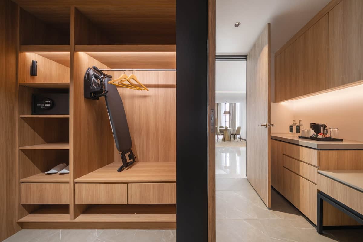 Suite, 2 Bedrooms, Kitchenette (Dining) | Room amenity