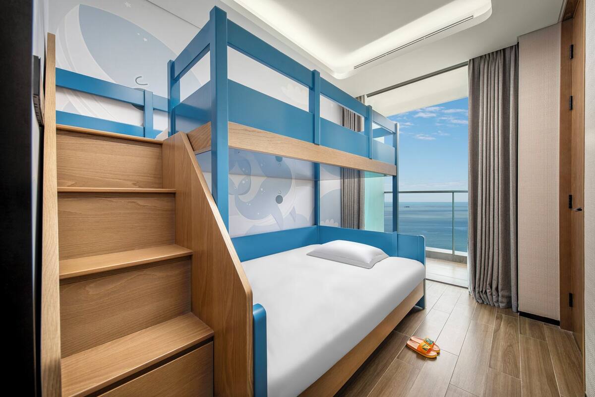 Juniorsvit - 1 kingsize-säng (with 1 Kid Bed, Kids Theme) | Sängtillbehör av högsta kvalitet och minibar