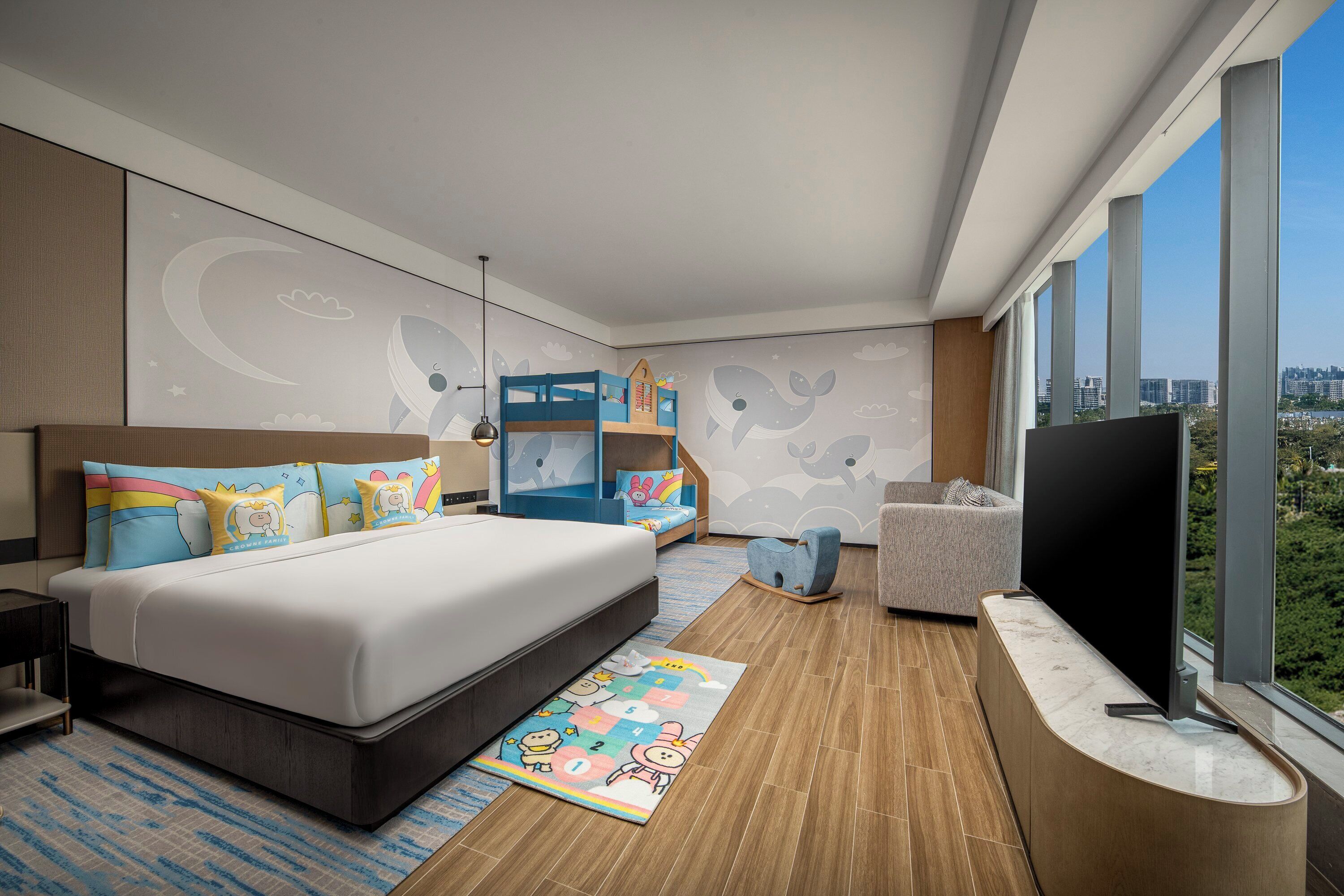 Family Room (Crowne, Themed Kids Room) | Peralatan tempat tidur premium, bar mini, peti besi dalam bilik, meja 