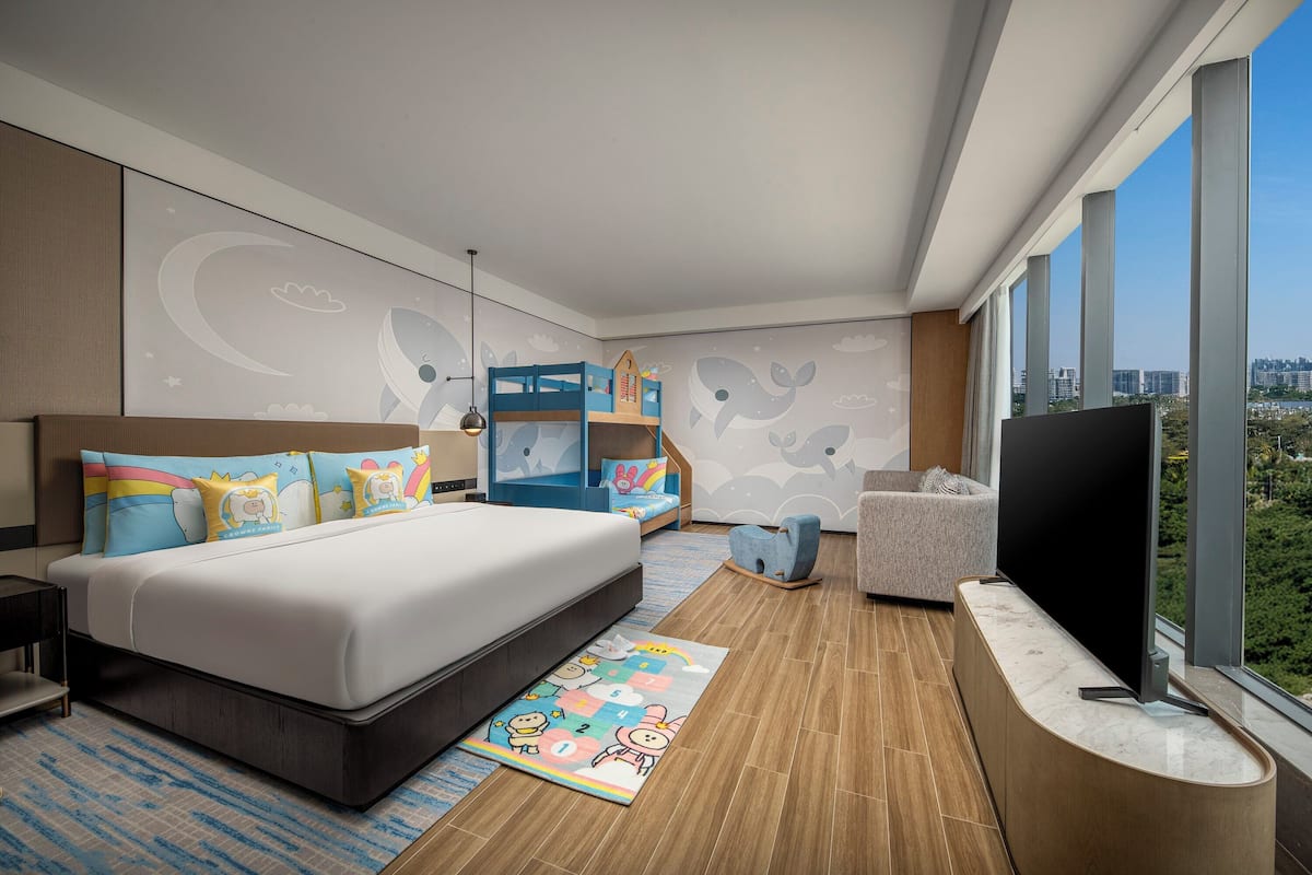 Family Room (Crowne, Themed Kids Room) | Premium bedding, minibar, in-room safe, desk