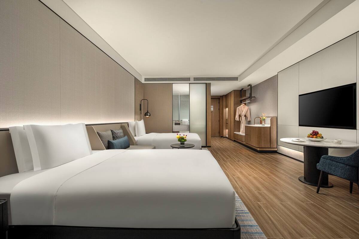 Ropa de cama de alta calidad, minibar, caja fuerte y escritorio