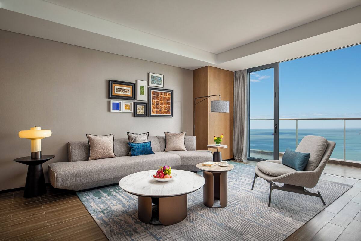 Suite, 1 Bedroom, Oceanfront (High Floor) | Premium bedding, minibar, in-room safe, desk