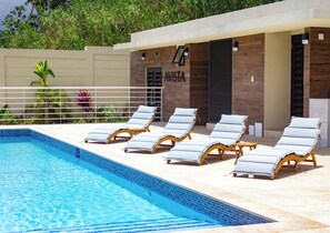 Utomhuspool och uppvärmd pool