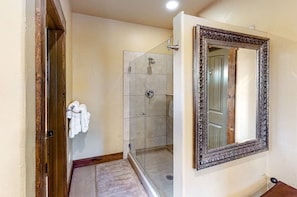 Douche, sèche-cheveux, serviettes fournies, savon
