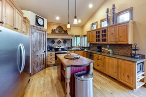 冷蔵庫、電子レンジ、オーブン、コンロ