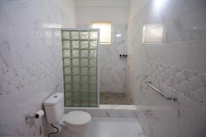 Secadora de cabello, toallas, jabón, papel de baño 
