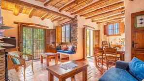 Televisor, llar de foc i estèreo 