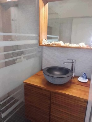 Dusj, hårføner, håndklær og toalettpapir