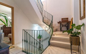 Interior - 4 bedroom awesome apartment in Gor (Gor)