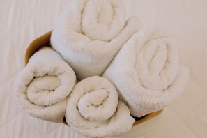 Comfort appartement, uitzicht op de binnenplaats | Badkamer | Pantoffels