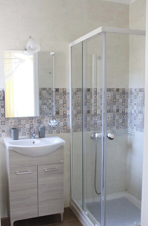 Comfort-Apartment, Blick auf den Innenhof | Badezimmer