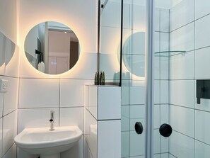 Dusche, Haartrockner, Handtücher, Seife