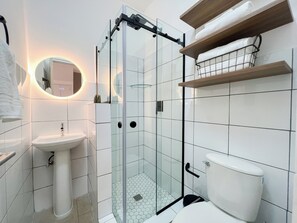 Dusche, Haartrockner, Handtücher, Seife