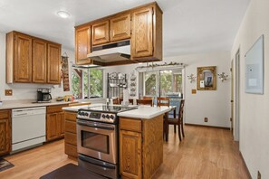 Fridge, microwave, oven, stovetop - Lake View Cabin in Groveland 30 min. From Yosemite, hot tub, mini golf (Groveland)