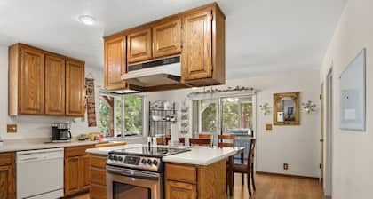 Lake View Cabin in Groveland 30 min. From Yosemite, hot tub, mini golf