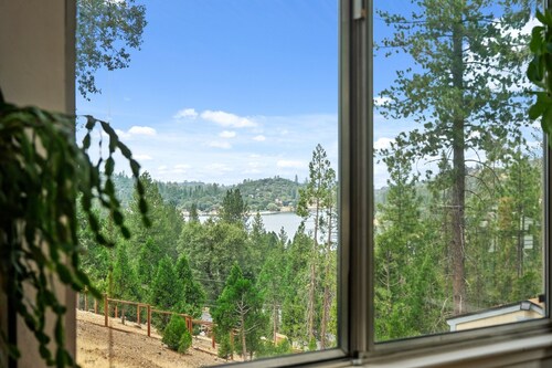 Lake View Cabin in Groveland 30 min. From Yosemite, hot tub, mini golf