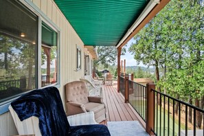Terrace/patio - Lake View Cabin in Groveland 30 min. From Yosemite, hot tub, mini golf (Groveland)