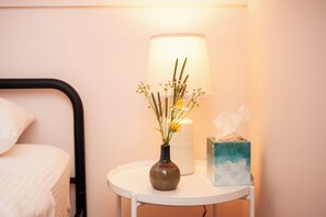 4 soverom, skrivebord, strykejern/-brett og reiseseng for barn