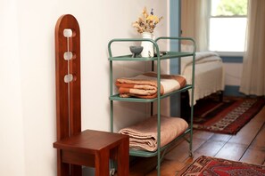 4 chambres, bureau, fer et planche à repasser, lit parapluie