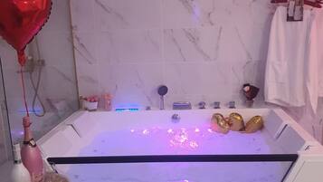 Baignoire Ă jets, sĂšche-cheveux, serviettes fournies, savon