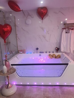 Boblebad, hårføner, håndklær og såpe