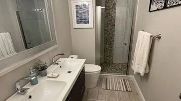 Sèche-cheveux, serviettes fournies, savon, papier toilette